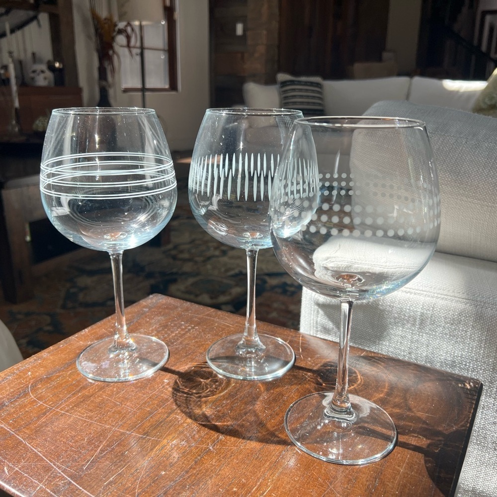 Set of 3 globe style red wine glasses with etched patterns - Picture 2 of 4